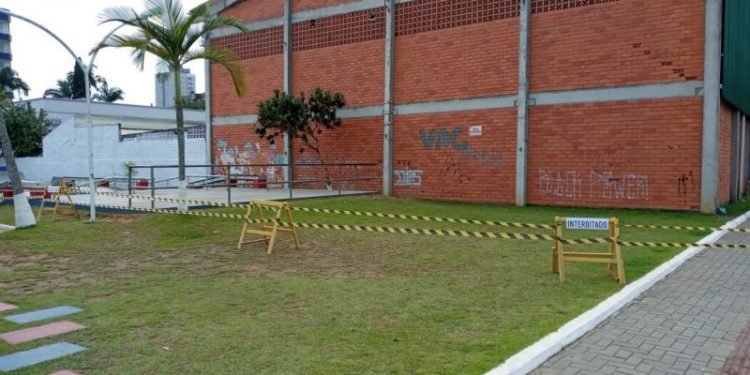 Parte da Praça do Sapateiro é interditada pela Defesa Civil