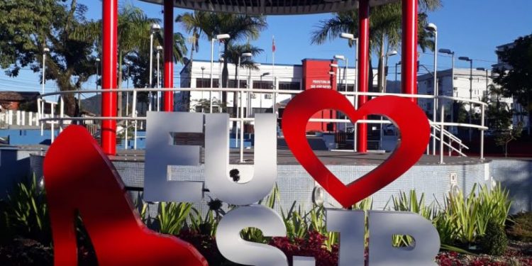 Praça da Prefeitura ganha letreiro especial