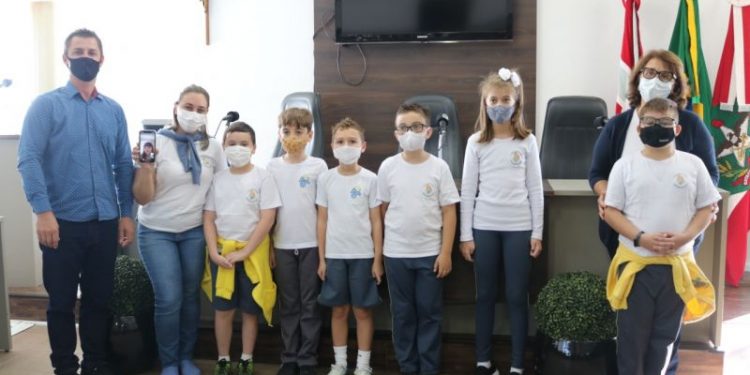 Alunos da Associação Escola Carinha de Anjo conhecem Poder Legislativo