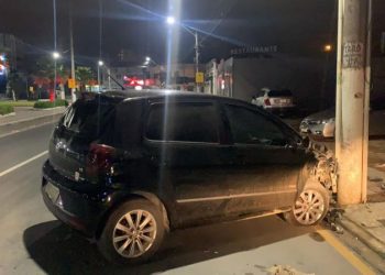 Motorista colide contra poste e abandona veículo