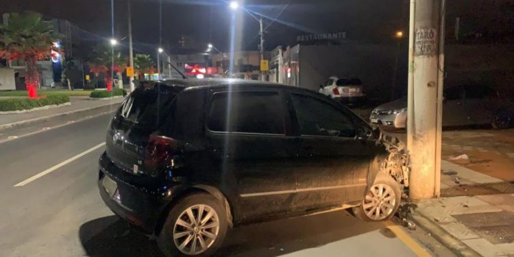 Motorista colide contra poste e abandona veículo