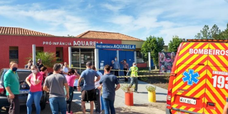 Adolescente invade escola em SC e mata cinco pessoas. Entre as vítimas estão três crianças