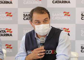 Governador de SC é absolvido em tribunal de impeachment e volta ao cargo