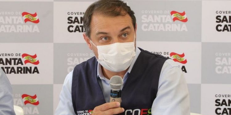 Governador de SC é absolvido em tribunal de impeachment e volta ao cargo