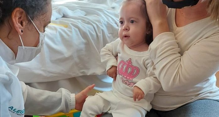 Laurinha faz fisioterapia e recebe atendimento especializado