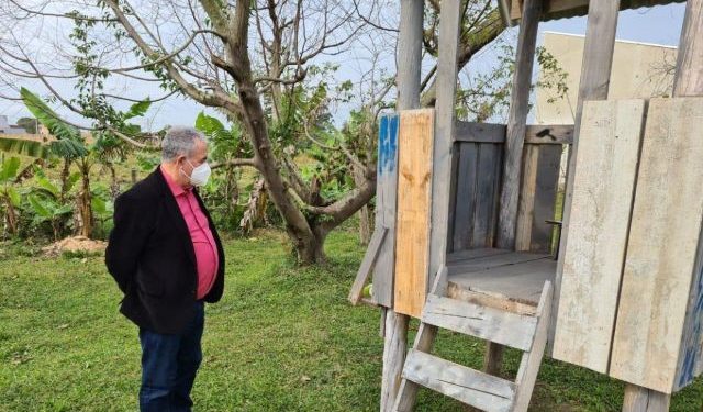 Moradores recuperam área verde e instalam parquinho em bairro