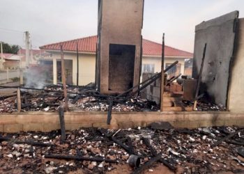 Incêndio destrói residência e família pede ajuda