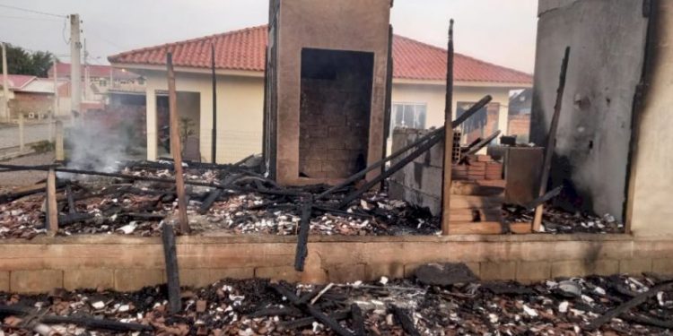 Incêndio destrói residência e família pede ajuda