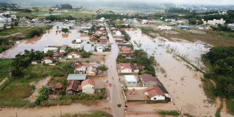 Calçados Ala faz doação para Canelinha. Prefeitura realiza corrente do bem