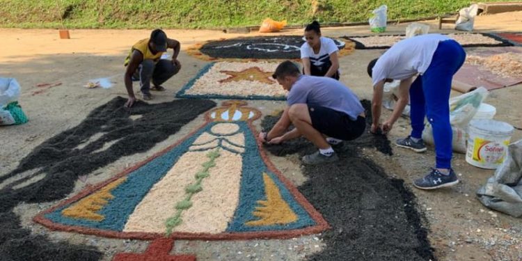 Comunidade Betânia confeccionou tapetes de serragem