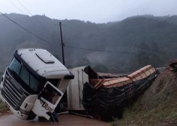 Carga de madeira tomba na SC-108 entre Major Gercino e Angelina