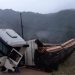 Carga de madeira tomba na SC-108 entre Major Gercino e Angelina