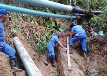 Equipes do Sisam concluem conserto de adutora na Vargem Pequena
