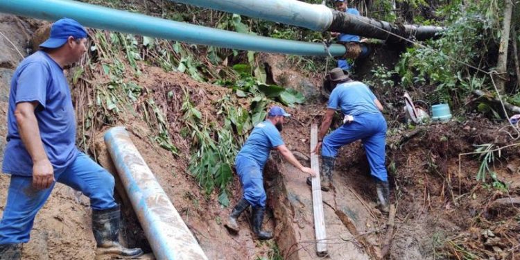 Equipes do Sisam concluem conserto de adutora na Vargem Pequena