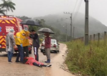 Deitado em poça de água, homem alcoolizado é resgatado pelos Bombeiros