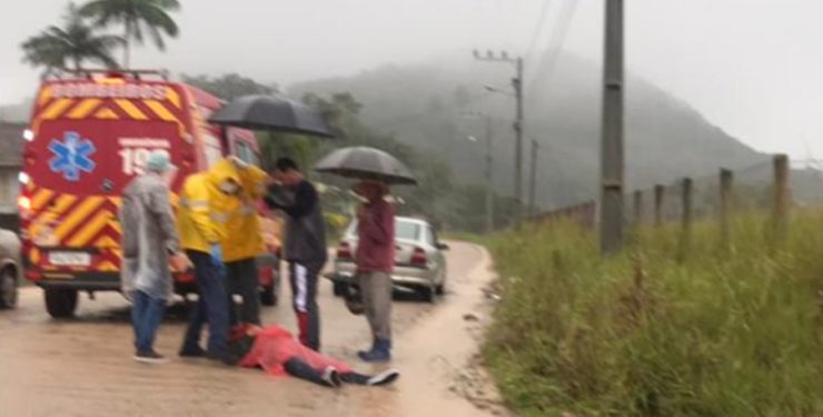 Deitado em poça de água, homem alcoolizado é resgatado pelos Bombeiros
