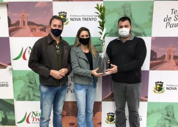 Mudas frutíferas são entregues às escolas municipais