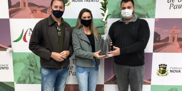 Mudas frutíferas são entregues às escolas municipais