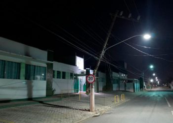 MISTÉRIO: Poste aparece quebrado e precisa ser substituído