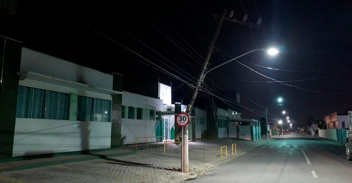 MISTÉRIO: Poste aparece quebrado e precisa ser substituído