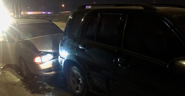 Colisão entre veículos deixa duas pessoas feridas