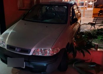 Bêbado, motorista pede ajuda de policiais para empurrar carro