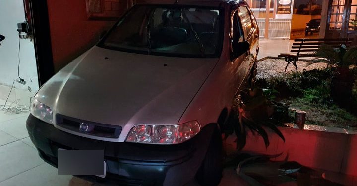 Bêbado, motorista pede ajuda de policiais para empurrar carro