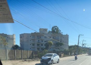 Carro bate em carreta no bairro Tajuba II