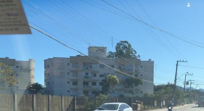 Carro bate em carreta no bairro Tajuba II