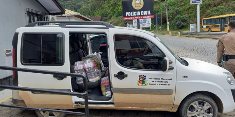 Polícias Militar e Civil de Nova Trento entregam doações da ação solidária