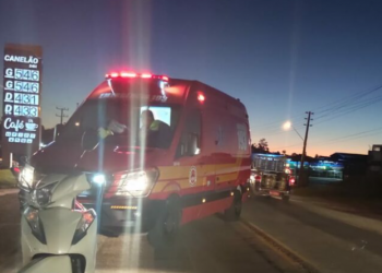 Mulher fica ferida em acidente entre carro e moto na SC-410