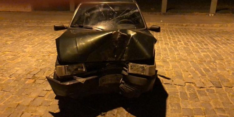 Carro colide em poste e deixa uma pessoa ferida