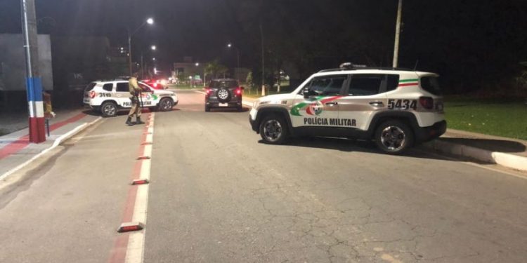 PM realiza barreiras com apreensões em SJB e região