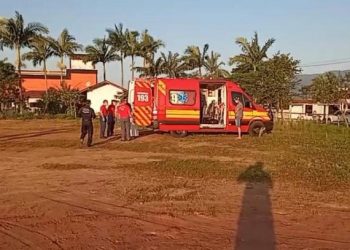 Motociclista fica gravemente ferido após colidir contra muro, em São João Batista