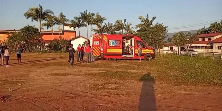 Motociclista fica gravemente ferido após colidir contra muro, em São João Batista