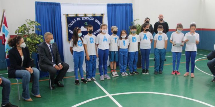 Quadra poliesportiva da escola do bairro Carmelo é entregue
