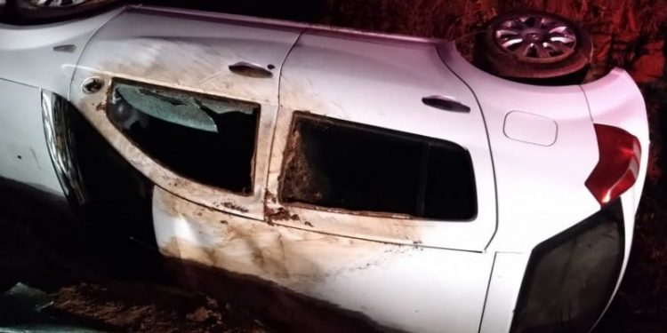 Capotamento deixa motorista ferido, em São João Batista