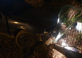 Motorista bate em portão, discute com morador e foge