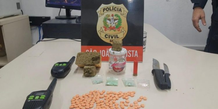 Polícia cumpre mandado e realiza prisão em flagrante, em São João Batista