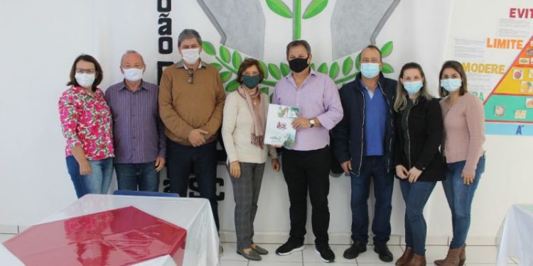 Prefeitura de São João Batista celebra convênio com CARE e amplia com APAE