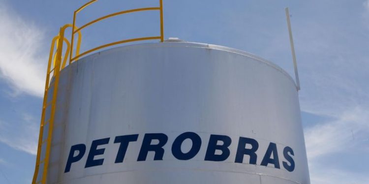 Petrobras reduz preço da gasolina em R$ 0,05 nas refinarias
