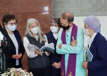 Escritora entrega livros no Santuário Santa Paulina