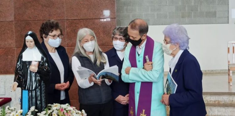 Escritora entrega livros no Santuário Santa Paulina
