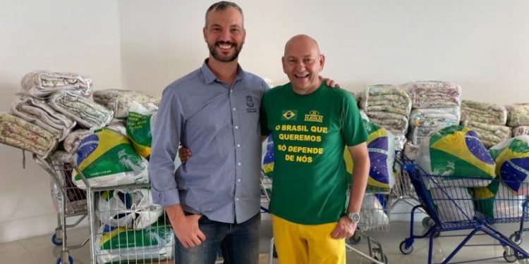 Havan doa edredons e peças de roupa para atingidos pelas chuvas em Canelinha