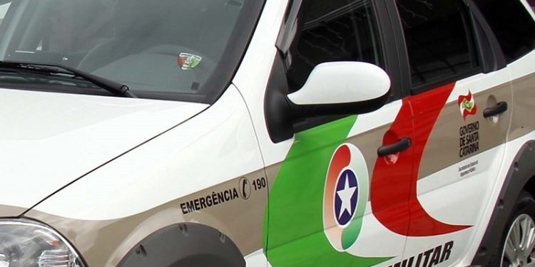 Polícia é acionada para resgatar cachorro em situação de maus-tratos e ferido