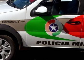 Polícia é acionada para resgatar cachorro em situação de maus-tratos e ferido