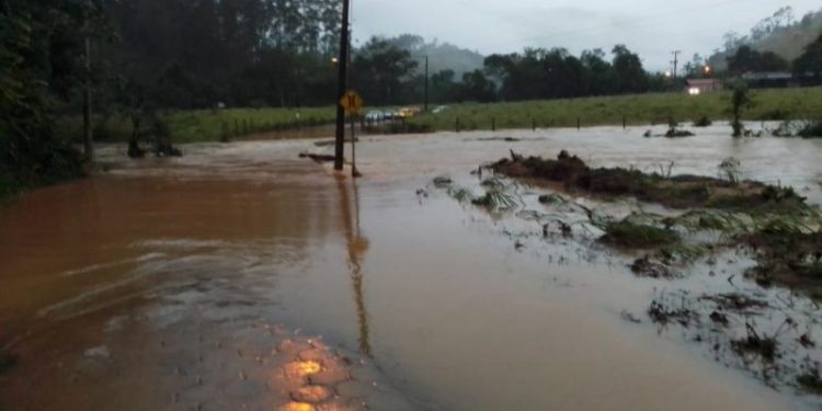 Após chuva, Prefeitura de São João Batista trabalham na recuperação