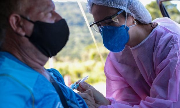 Estado planeja imunização em massa contra a Covid-19 em cidades com alta incidência e letalidade