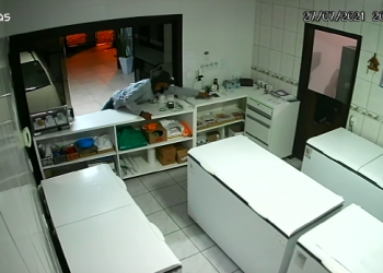 Homem é flagrado furtando celular de estabelecimento comercial em São João Batista