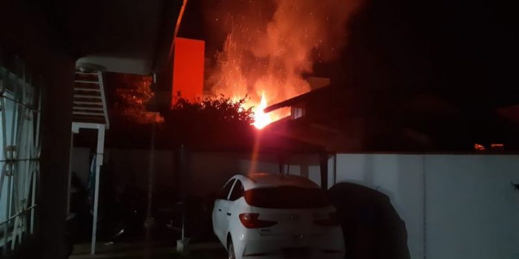 Família perde tudo depois de casa incendiar durante a madrugada